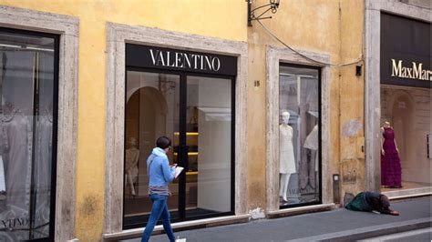 Valentino, maxi furto alla boutique di piazza di 